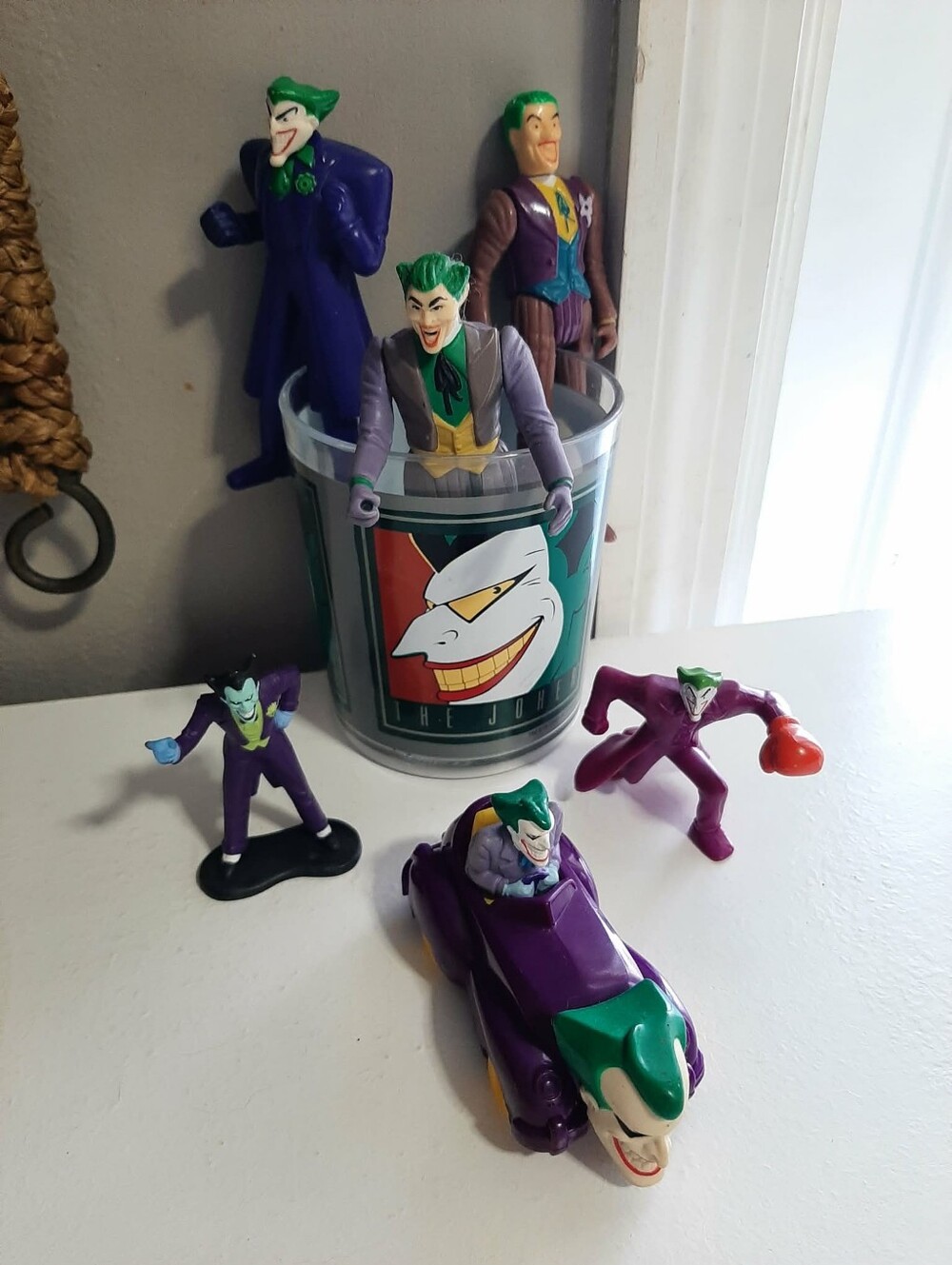 DC COMICS The🃏Joker "Cup Full 'OLaughs" Action Figure Bundle